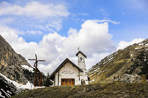 bjerg, landskab, bjergkapel, bygning, religion, natur, snedækket landskab, snedækket bjerg, alpine sceneri, bjerge, panorama, bjerg kirke, klint, kryds, skyer, kirke, sky - himmel, bygning udvendig, himmel, bygget struktur, arkitektur, dag, ingen mennesker, sted for tilbedelse, tro, spiritualitet, sne, udendørs, scenics - natur, 5K, CC0, offentligt domæne, royaltyfrie
