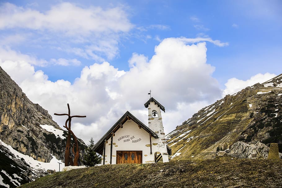bjerg, landskab, bjergkapel, bygning, religion, natur, snedækket landskab, snedækket bjerg, alpine sceneri, bjerge, panorama, bjerg kirke, klint, kryds, skyer, kirke, sky - himmel, bygning udvendig, himmel, bygget struktur, arkitektur, dag, ingen mennesker, sted for tilbedelse, tro, spiritualitet, sne, udendørs, scenics - natur, 5K