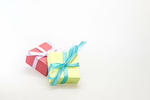 regalo, hecho, sorpresa, lazo, Navidad, festival, Decoración navideña, embalaje, saludos, compras de Navidad, cumpleaños, paquete, Feliz Navidad, adviento, consumir, dar, decoración, regalos, lleno, embalaje de regalo, cinta - artículo de costura, cinta, caja de regalo, foto de estudio, celebracion, lazo atado, arco, Fondo blanco, caja, papel, copia espacio, caja - contenedor, papel de regalo, regalo de Navidad, vacaciones, adentro, envase, separar, nadie, 4K, CC0, dominio público, libre de derechos
