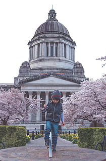 noi, nen, bonic, primavera, floració, flor, primavera, florir, Capitoli, edifici, arquitectura, cúpula, història, vista del darrere, roba casual, una persona, estructura construïda, exterior de l'edifici, persones reals, cel, planta, estils de vida, el passat, cel clar, longitud completa, naturalesa, activitat d'oci, destinacions de viatge, turisme, lloc de culte, viatjar, a l'aire lliure, 5K, CC0, domini públic, lliure de regalies