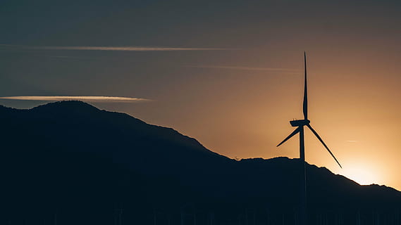 silueta, molino, dorado, hora, oscuro, montaña, aire, viaje, aventuras, puesta de sol, sombra, turbina, turbina eólica, electricidad, ambiente, generación de combustible y energía, generador, viento, energía, naturaleza, tecnología, reciclaje, energía eólica, poder, energía alternativa, conservación del medio ambiente, torneado, hélice, energía renovable, cielo, belleza en la naturaleza, paisajes - naturaleza, nadie, poder en la naturaleza, arquitectura, al aire libre, recursos sustentables, fuente de alimentación, 4K, CC0, dominio público, libre de derechos