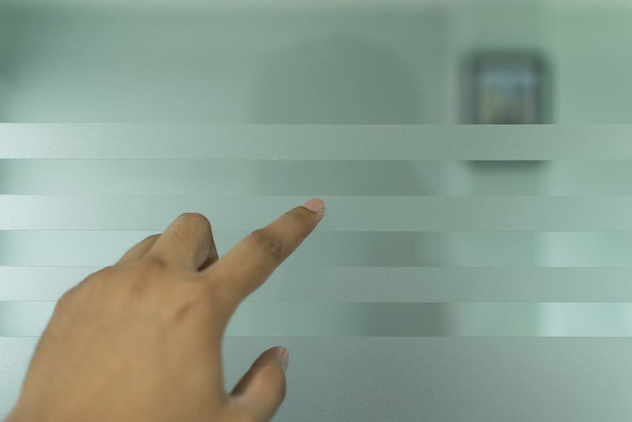 tecnologia, dit, mà, tocar, Internet, ordinador, negocis, home de negocis, celebració, assenyalant, modern, dispositiu, comunicació, persona, digital, mà humana, part del cos humà, part del cos, una persona, dit humà, a l'interior, perspectiva personal, arquitectura, persones reals, persona irreconeixible, funció de construcció de parets, estils de vida, estructura construïda, primer pla, gesticulant, dia, extremitat humana, peu humà, 5K