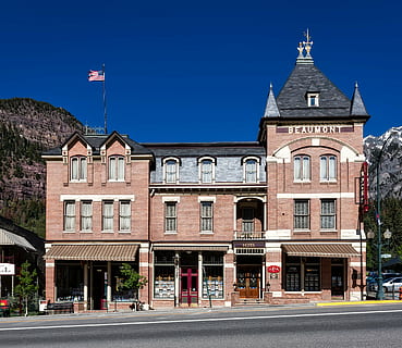 arquitectura, edificio, fachada, bandera, pavimento, la carretera, pueblo, imágenes de dominio público, exterior del edificio, estructura construida, ciudad, cielo limpio, historia, azul, cielo, el pasado, calle, torre, naturaleza, nadie, al aire libre, destinos de viaje, soleado, día, 1080P, CC0, dominio público, libre de derechos