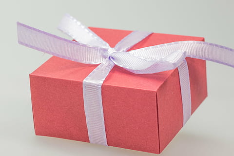 Orange, Weiß, Geschenkbox, Geschenk, Paket, gemacht, Schleife, Paketschleife, Weihnachten, Weihnachtsdekoration, geben, Advent, verpackt, Geschenkverpackung, Überraschung, Geschenke, Muttertag, Kindergeburtstag, Geburtstag, Dekoration, Freude, bunt, Farbe, Band - Nähartikel, Band, Bogen, Feier, gebundener Bogen, Box, Kasten - Behälter, Container, Papier-, Studioaufnahme, rot, Urlaub, eingewickelt, Geschenkpapier, keine Leute, 4K, CC0, gemeinfrei, lizenzfrei