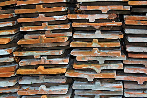 Überdachung, Stapel, Platten, Fliese, Vollbild, Hintergründe, große gruppe von gegenständen, Fülle, Holzindustrie, keine Leute, Muster, Anordnung, braun, Nahansicht, Holz - Material, Wiederholung, Tag, Bauholz, Dachziegel, texturiert, Abholzung, Seite an Seite, Holz, 2K, CC0, gemeinfrei, lizenzfrei