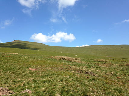 primavera, muntanya, muntanya, blava, blau, núvol, paisatge, primavera, muntanya, blau, núvol, naturalesa, verd, cel, estiu, a l'aire lliure, turó, herba, vall, natural, senderisme, escènic, sol, rock, assolellat, temporada, llum solar, brillant, medi ambient, camp, núvol - cel, escenics, terra, escenics - natura, escena no urbana, planta, bellesa a la natura, escena tranquil·la, cap gent, tranquil·litat, dia, color verd, bestiar, horitzó, herbívors, 2K, CC0, domini públic, lliure de regalies