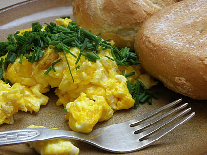 mexidos, ovo, ao lado, pão, café da manhã, ovos mexidos, coque, cebolinha, ovos, Comida, refeição, placa, jantar, gourmet, louças, comida e bebida, comer utensílio, pronto para comer, utensílio de cozinha, garfo, frescura, fechar-se, dentro de casa, Alimentação saudável, vegetal, ninguém, mesa, bem-estar, ainda vida, Faca de mesa, erva, 2K, CC0, domínio público, royalty free
