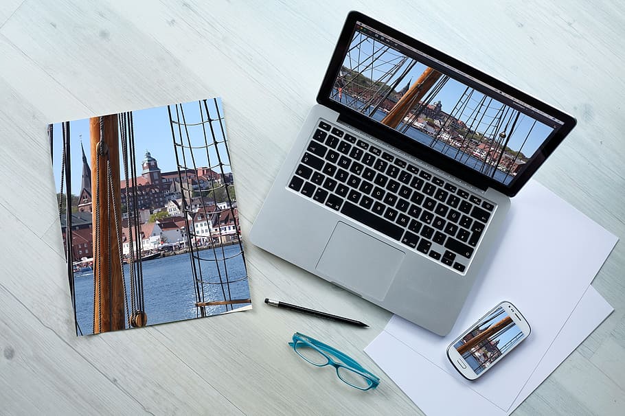 macbook, pro, šedá, povrch, maketa, design, přístroj, vlastní dispozice, obrazovka, android, papír, návrhář, webový design, jablko, digitální, sdělení, technologie, pracoviště, psd šablona, šablona, mock-up, plocha počítače, lavice, inteligentní objekt, upravitelné, digitalizace, web, mac, grafický design, tvořivý, grafický, laptop, počítač, stůl, bezdrátové technologie, nikdo, uvnitř, spojení, nábytek, přenosné informační zařízení, vysoký úhel pohledu, klávesnice, počítačové vybavení, dřevo - materiál, stálý život, den, počítačová klávesnice, 2K