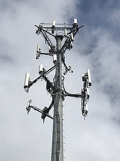 cel, torre, tecnologia, antena, transmissor de microones, torre de telèfons mòbils, torre de microones, antena de microones, tecnologia de microones, torre cel·lular, vista d’angle baix, núvol - cel, comunicació, naturalesa, dia, cap gent, metall, connexió, a l'aire lliure, arquitectura, estructura construïda, antena - antena, alta - alta, difusió, cultura i entreteniment artístic, equips d’il·luminació, maquinària, equipament elèctric, 4K, CC0, domini públic, lliure de regalies