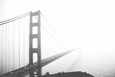 blanco y negro, puente, niebla, enormes construcciones, puente largo, imágenes de la realeza, Estados Unidos, California, condado de san francisco, puente - estructura hecha por el hombre, puente colgante, lugar famoso, Puente de puerta de oro, arquitectura, mar, cielo, estructura construida, conexión, Ingenieria, transporte, agua, naturaleza, destinos de viaje, día, turismo, copia espacio, viaje, río, al aire libre, bahía, 5K, CC0, dominio público, libre de derechos