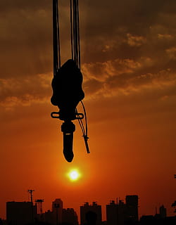 grua, ganxo, posta de sol, horitzó, ciutat, silueta, indústria, construcció, equipament, pesat, industrial, ascensor, eina, cable, maquinària, enginyeria, treballar, cel, color taronja, núvol - cel, arquitectura, estructura construïda, exterior de l'edifici, cap gent, naturalesa, vista d’angle baix, equips d’il·luminació, a l'aire lliure, llum del carrer, carrer, grua - maquinària de construcció, edifici, sol, il·luminat, 1080P, CC0, domini públic, lliure de regalies