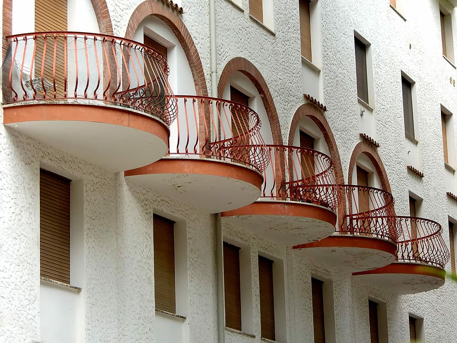 balcó, quadrícula, barana, façana, arquitectura, casa, mediterrani, metall, marítim, parapet, estructura construïda, exterior de l'edifici, escala, cap gent, arc, edifici, vista d’angle baix, dia, barri residencial, finestra, funció de construcció de parets, passos i escales, a l'aire lliure, paret, patró, columna arquitectònica, ornamentat, ferro forjat, 2K