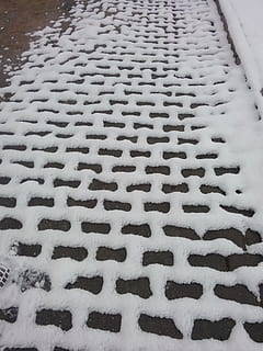 la neve, marciapiede, pietra, modello, temperatura fredda, inverno, nessuno, vista dall'alto, fotogramma intero, avvicinamento, sfondi, Colore bianco, strutturato, giorno, metallo, ripetizione, copertura, di fila, natura, design, sentiero, livello di superficie, 2K, CC0, dominio pubblico, privo di copyright