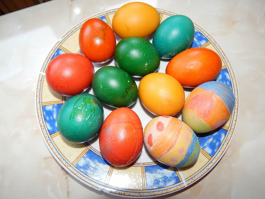 ous de Pasqua, pintura d'ous de Pasqua, la tradició de, menjar, menjar i beguda, Pasqua, multicolor, a l'interior, celebració, ou de Pasqua, vista d’angle alt, ou, natura morta, festa, cap gent, contenidor, gran grup d'objectes, frescor, primer pla, art i artesania, bol, taula, 4K