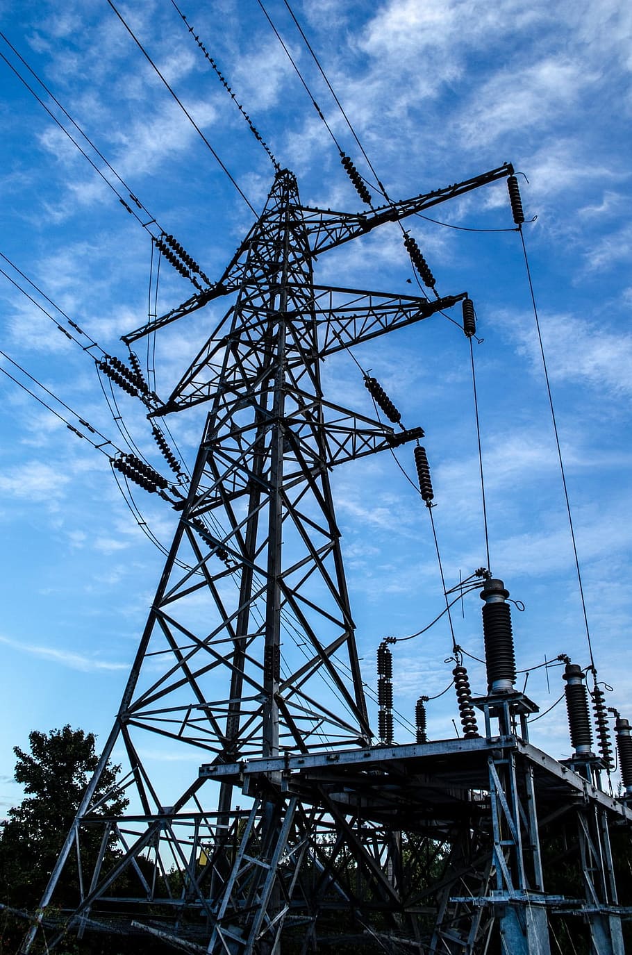 grigio, linee elettriche d'acciaio, blu, cielo, alternativa, architettura, costruito, cavo, nuvoloso, attuale, Pericolo, distribuzione, elettrico, elettricità, energico, energia, motore, ingegneria, ambiente, attrezzatura, sera, telaio, generazione, Generatore, griglia, alto, Inquadratura dal basso, combustibile e produzione di energia, nuvola - cielo, tecnologia, metallo, industria, Alimentazione elettrica, connessione, natura, pilone dell'elettricità, giorno, nessuno, struttura costruita, linea elettrica, all'aperto, silhouette, griglia elettrica, trave, lega, equipaggiamento industriale, materiale elettrico, acciaio, 1080P