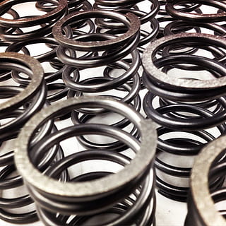 primavera, lavoro, artistico, attrezzatura, Materiale, creatività, immagine, acciaio, metallo, avvicinamento, industria, ferro - metallo, sfondi, metallico, cerchio, fotogramma intero, complessità, nessuno, in casa, grande gruppo di oggetti, pila, comunicazione, modello, natura morta, tecnologia, forma, vista dall'alto, connessione, Oggetto creato dall'uomo, fatto dall'uomo, messa a fuoco selettiva, cavo, ingarbugliato, color argento, 1080P, CC0, dominio pubblico, privo di copyright