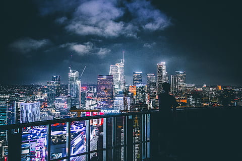silueta, hombre, mirando, algun lado, alto, subir edificios, edificios de gran altura, noche, paisaje urbano, horizonte urbano, rascacielos, escena urbana, arquitectura, distrito centro, estructura construida, ciudad, exterior del edificio, torre, edificio de oficinas, Asia, negocio, oscuridad, cielo, lugar famoso, moderno, iluminado, vida en la ciudad, edificio, edificio de oficinas exterior, destinos de viaje, paisaje, naturaleza, altura maxima, nube - cielo, Distrito residencial, nadie, Distrito financiero, al aire libre, 5K, CC0, dominio público, libre de derechos