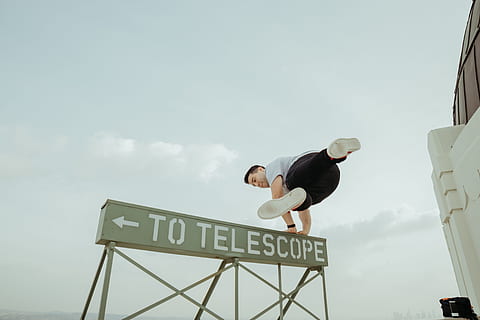 uomo, salto, segnaletica per telescopio, in piedi, segnaletica, supporto per le mani, telescopio, giorno, ora del giorno, uomini, all'aperto, età umana, tecnica dell'immagine, tipo di immagine, adulto, punto di vista, immagine a colori, attività in movimento, due persone, etnia, struttura costruita, posizione fisica, fenomeno naturale, solo adulti, forma di comunicazione, Inquadratura dal basso, etnia caucasica, persone, giovani uomini, sceneggiatura occidentale, testo, una persona, solo una donna, solo donne, cielo, lunghezza intera, giovane adulto, comunicazione, cartello, vista laterale, donne, natura, nuvola - cielo, giovani donne, abbigliamento casual, copia spazio, stili di vita, 5K, CC0, dominio pubblico, privo di copyright