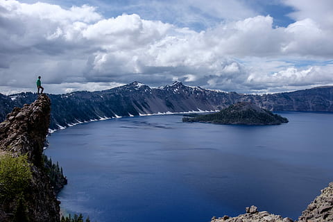 おとこ, 立っている, Lake Cliff, 山アルプス, 上, 山, 湖, 雲, 木, ハイカー, ハイキング, 崖, ピーク, 端, 男性, 縁に, 人, 高い, 雲 - 空, 空, 自然の美しさ, 風景 - 自然, 水, 自然, 静かな情景, 冒険, 静けさ, 環境, 風景, 山脈, 余暇活動, 日, 寒い気温, 雪, アクティビティ, 屋外, 雪をかぶった山, 4K, CC0, パブリックドメイン, ロイヤリティフリー