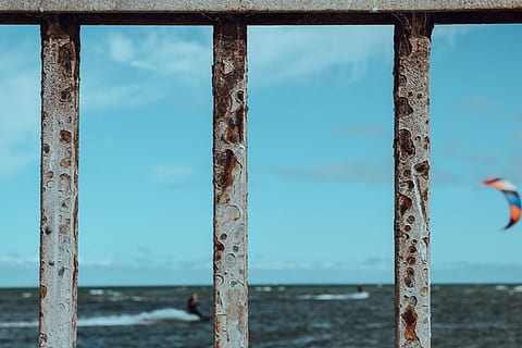 fokus fotografering, rusted, gjerde, Strand, surfe vind, gliding, bakgrunn, grå metallgrill, rust, Drage, surferen, vann, fokusere på forgrunnen, hav, metall, dag, natur, himmel, ingen folk, utendørs, rusten, tre - materiale, blå, arkitektur, nærbilde, horisont over vann, bygget struktur, land, gammel, 5K, CC0, offentlig domene, opphavsrett gratis