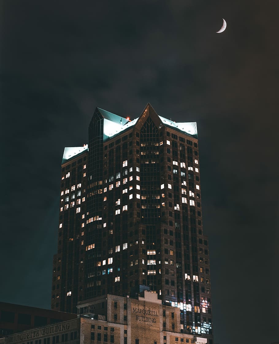 Foto de l'edifici de formigó, gris, concret, encès, edifici, nit, llum, lluna, creixent, ciutat, urbà, llums, foto urbana, fotografia, foto, taronja, blau, verd, finestra, cel nocturn, exterior de l'edifici, estructura construïda, arquitectura, cel, vista d’angle baix, il·luminat, naturalesa, cap gent, núvol - cel, modern, exterior d’edifici d’oficines, a l'aire lliure, torre, vespre, alta - alta, gratacels, districte financer, llum de la lluna, 5K