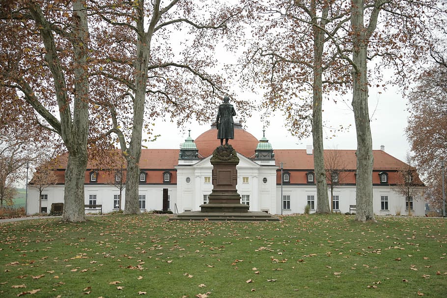 Schiller, marbach, museu, arbre, herba, exterior de l'edifici, estructura construïda, arquitectura, a l'aire lliure, planta, dia, edifici, naturalesa, cap gent, escultura, art i artesania, representació, terra, camp, representació humana, creixement, estàtua, religió, 5K