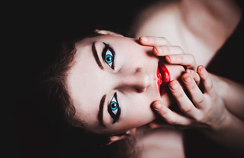 foto close-up, wanita, merah, lipstik, tidak ada, apa pun, sesuatu, potret, wanita cantik, dandan, cat kuku, satu orang, keindahan, melihat kamera, dewasa, bagian tubuh, perempuan, bagian tubuh manusia, anak muda, tertembak di kepala, merapatkan, dalam ruangan, kuku, mata, mode, tangan manusia, wajah manusia, latar belakang hitam, pesona, tangan, jari, eyeshadow, manikur, bibir manusia, 4K, CC0, domain publik, bebas royalti
