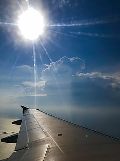 skyer, himmel, flyvningen, himlen skyer, blå himmel skyer, cloudscape, sollys, fly, rejse, solrig, luftfartøj, sky - himmel, transportmidler, transportform, sol, natur, flyvende, solstråle, flyvinger, linseflare, skønhed i naturen, Midt i luften, ingen mennesker, dag, scenics - natur, lufthavn, udendørs, lyse, luftfartsindustrien, 4K, CC0, offentligt domæne, royaltyfrie