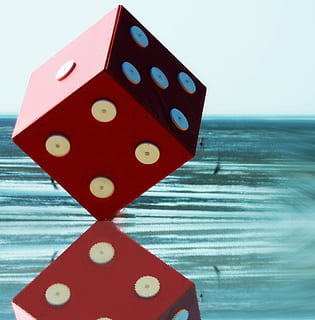 cub, craps, jugar, sort, daus afortunats, vermell, velocitat instantània, aigua, mar, cap gent, primer pla, cultura i entreteniment artístic, daus, joc, dia, activitat d'oci, naturalesa, art i artesania, a l'aire lliure, cel, jocs d’oci, horitzó, patró, tacat, lunars, 2K, CC0, domini públic, lliure de regalies