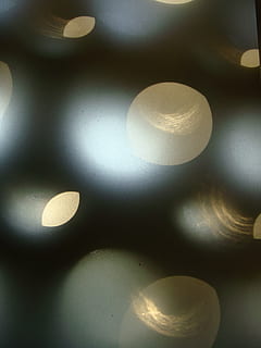 arròs, reixes, reflexió, cap gent, primer pla, a l'interior, il·luminat, forma geomètrica, cercle, forma, fons, patró, marc complet, resum, nit, equips d’il·luminació, disseny, defocated, brillant, centrar-se en primer pla, llum, llum - fenomen natural, Color blanc, llum elèctrica, sostre, 2K, CC0, domini públic, lliure de regalies