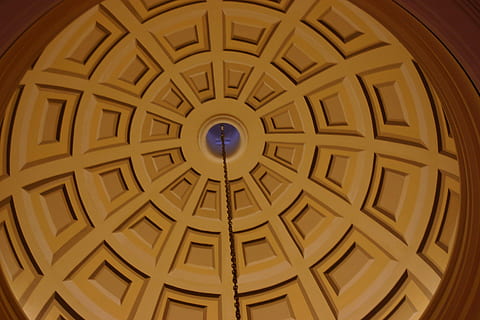 dom, tavan, proiecta, model, clădire, arhitectură, arhitectural, structura, decorativ, bogat ornamentat, rundă, circular, interior, vedere, geometrică, în interior, cerc, formă, nici o persoana, imediat mai jos, construită, vedere unghiulară joasă, echipamente de iluminat, iluminat, cadru complet, direct deasupra, lemn - material, luminos, un singur obiect, cupolă, lampă electrică, concentric, 2K, CC0, domeniu public, fără drepturi de autor