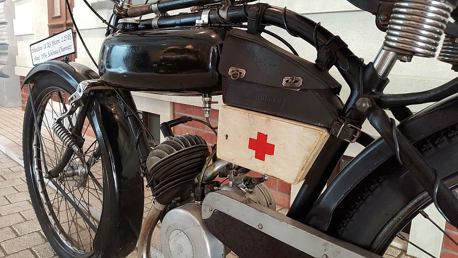 vandringsmand, oldtimer, gammel, knallert, motorcykel, metal, hjul, førstehjælp, tank, motor, karburator, køretøj, køre, transportform, transportmidler, land køretøj, dag, ingen mennesker, stationær, arkitektur, sollys, udendørs, by, bil, motor køretøj, bygget struktur, retro stylet, tæt på, natur, Junkyard, dæk, 5K