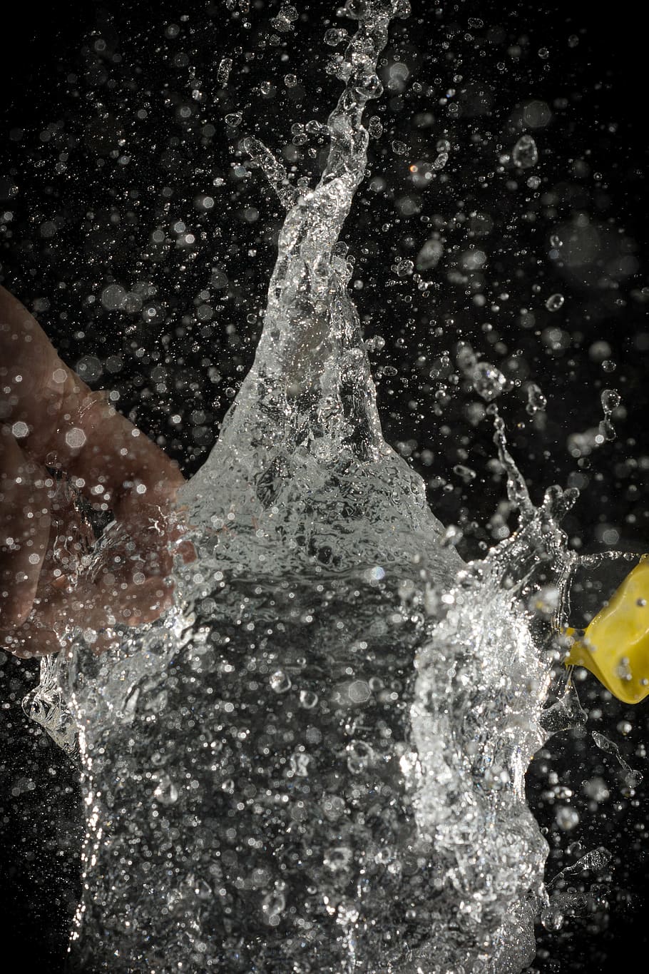 splash, baloon, aigua, explosió, volar, injectar, moviment, esquitxades, naturalesa, tir de l'estudi, primer pla, a l'aire lliure, fons negre, part del cos humà, refresc, una persona, impacte, mà humana, esport, tirar, menjar i beguda, puresa, 4K