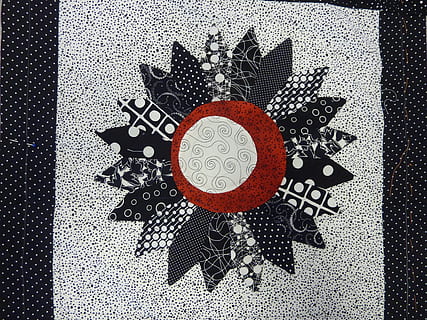 colcha, colcha de retalhos, de costura, lazer, entretenimento, colchas, acolchoado, cobertor, forma, Estrela, colorida, textura, artístico, trabalhos manuais, padronizar, obra de arte, decorativo, desenhar, cultura, estilo, arte, abstrato, arte e Artesanato, criatividade, diretamente acima, ninguém, fechar-se, dentro de casa, forma geométrica, estampa floral, círculo, visão de alto ângulo, desenho - produto de arte, têxtil, filtro de pós-produção automática, mesa, impressão de transferência, ainda vida, vermelho, 2K, CC0, domínio público, royalty free