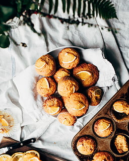 braun, Cupcakes, Weiß, Oberfläche, weiße Oberfläche, Lebensmittel, Snack, Dessert, Holz - Material, Gourmet, Nahansicht, gebacken, keine Leute, Süßes Essen, Plätzchen, rustikal, Tabelle, Frische, hausgemacht, Essen und Trinken, drinnen, große gruppe von gegenständen, High Angle View, fertig für den Verzehr, direkt darüber, Stillleben, Genuss, Versuchung, Süss, Obst, Backblech, Tablett, französisches Essen, 4K, CC0, gemeinfrei, lizenzfrei