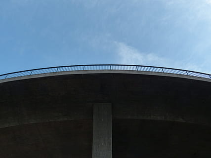 pont, garde-corps, grande route, route, courbe, pont, balustrade, haute, route, courbe, construction de route, architecture, pont haut, pilier, Route de contournement, piliers de pont, réservoir de stockage, ciel, personne, journée, château d'eau - réservoir de stockage, structure construite, la nature, production de carburant et d'électricité, nuage - ciel, faible angle de vue, en plein air, industrie, extérieur du bâtiment, eau, escalier, bleu, Industrie pétrolière, pont - structure artificielle, lien, conservation d'eau, béton, 4K, CC0, domaine public, libre de droits