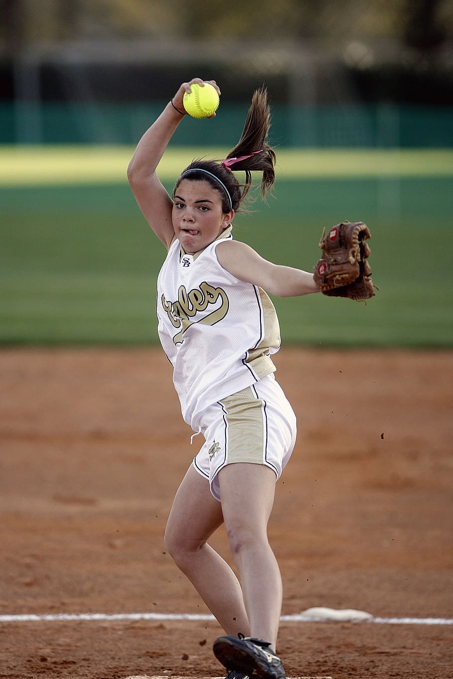 softbol, llançador, pitching, llançar, femella, joc, competició, jugador, cercle, a l'aire lliure, jugar, esport, equip, joc de pilota, camp, guant, extracurricular, uniforme, jove, acció, joventut, cua de poni, atlètic, atleta, competint, una persona, persones reals, longitud completa, beisbol - esport, centrar-se en primer pla, nen, infància, estils de vida, noies, vista frontal, activitat d'oci, braç humà, pilota de beisbol, terra, jugant, dia, moviment, braços aixecats, adolescent, 2K