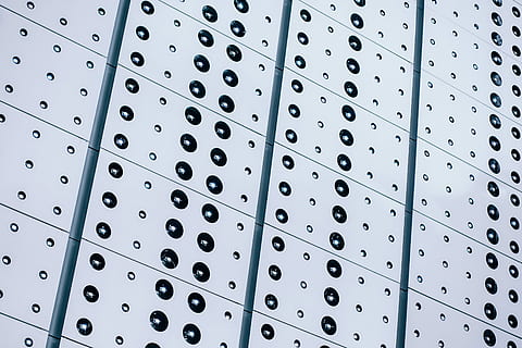 Nahaufnahmefoto, grau, Metallplatte, Weiß, Muster, Punkte, Flecken, Schwarz und weiß, Hintergründe, Vollbild, keine Leute, gebaute Struktur, Loch, die Architektur, Flachwinkelansicht, drinnen, Tag, beschmutzt, in einer Reihe, gestalten, Auftrag, Wiederholung, Geometrische Figur, Industrie, große gruppe von gegenständen, Nahansicht, 5K, CC0, gemeinfrei, lizenzfrei