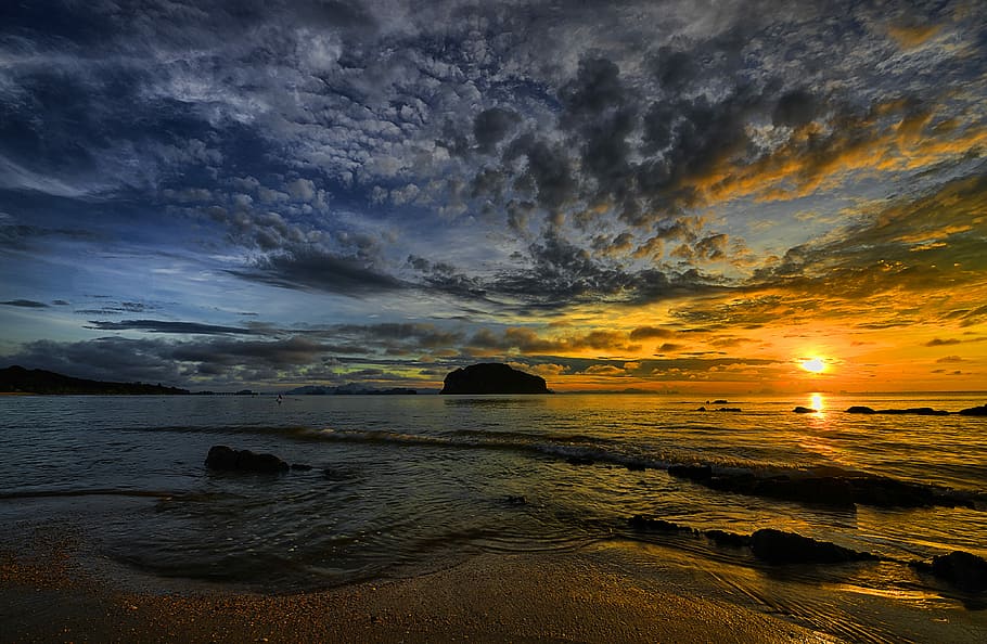 Sonnenuntergang unter Strand, Silhouette, Inselchen, Karosserie, Wasser, Blau, Himmel, grau, Wolken, tagsüber, Coudy, Wolke, Sonnenuntergang, Sonnenaufgang, Horizont, Rock, Meer, Ozean, Welle, Szenen - Natur, wolke - himmel, Schönheit in der Natur, Land, Strand, ruhige Szene, Ruhe, Natur, Horizont über Wasser, Dramatischer Himmel, idyllisch, keine Leute, Rock - Objekt, 4K