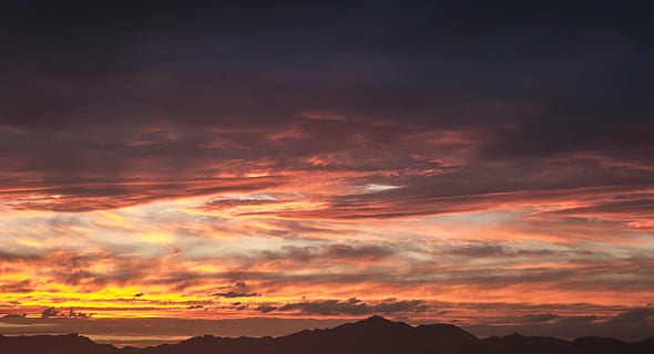 zonsondergang, horizon, output del sol, wolken, backlight, schemering, schemer, licht, kleuren, wolk, 's nachts, natuur, landschap, hemel, zon, het licht van de zon, geel, oranje, dramatisch, kleur, wolk - lucht, Oranje kleur, Vakantiebestemmingen, cloudscape, zonlicht, buitenshuis, schoonheid in de natuur, dramatische hemel, scenics - natuur, berg-, milieu, rustige scène, kalmte, bergketen, idyllisch, ontzag, levendige kleuren, atmosfeer, geen mensen, helder, 2K, CC0, publiek domein, royaltyvrij