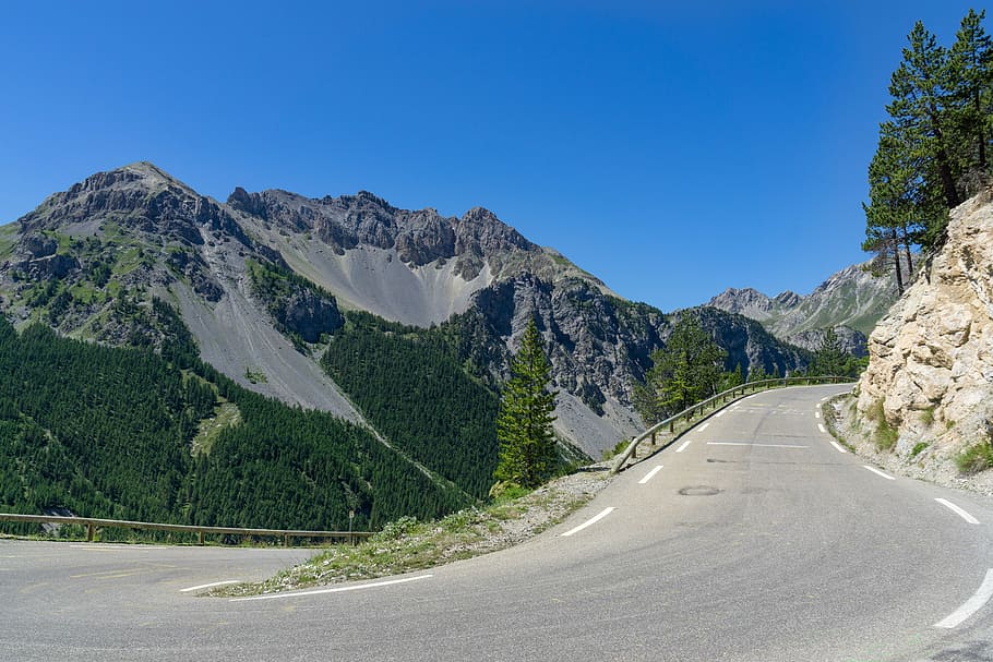 curvo, strada, montagna, alpino, paesaggio, montagne, natura di montagna, passaggio, curve, panorama, viaggio, paesaggio di montagna, estate, Francia, abeti, guidare, pendio roccioso, ciclamino, strada di montagna, roccia, bellissimo, massiccio del rock, panoramico, curva, la strada davanti, asfalto, albero, blu, Paesaggi, catena montuosa, mezzi di trasporto, direzione, natura, cielo, pianta, scenics - natura, bellezza nella natura, ambiente, cielo sereno, terra, nessuno, città, all'aperto, prospettiva decrescente, linea di divisione, 5K