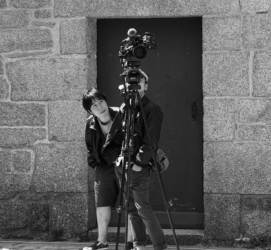 fotògrafs, càmera, dispositiu, digital, negre, imatge, zoom, càmera digital, teleobjectiu, periodista, blanc i negre, gent, persones reals, estructura construïda, arquitectura, de peu, dues persones, exterior de l'edifici, homes, longitud completa, funció de construcció de parets, dia, paret, activitat d'oci, vista frontal, roba casual, representació humana, adult, representació, celebració, a l'aire lliure, uniforme, 1080P