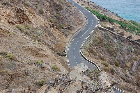 manera, paisatge, vista, el camí, ruta, desert, streamer, senyal de trànsit, muntanyes, asfalt, carretera, transport, vista d’angle alt, dia, carretera de muntanya, cap gent, carretera sinuosa, corba, naturalesa, medi ambient, muntanya, escenics - natura, direcció, terra, escena no urbana, bellesa a la natura, cotxe, el camí a seguir, escena tranquil·la, a l'aire lliure, 2K, CC0, domini públic, lliure de regalies