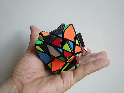 person, bedrift, trapeze rubik, terning, magisk terning, rod, hånd, gåde, legetøj, denksport, farverig, svært, tålmodighed, menneskelig kropsdel, menneskelig hånd, multi farvet, studio skud, en person, grå baggrund, indendørs, grå, rigtige mennesker, hvid baggrund, tæt på, kropsdel, personlige perspektiv, fritidsaktivitet, uigenkendelig person, finger, geometrisk form, kompleksitet, menneskelig lem, 4K, CC0, offentligt domæne, royaltyfrie