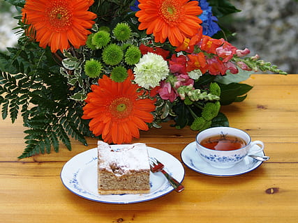 placă ceramică albă, reper, ora ceaiului, ceașcă, Fierbinte, se bucura, delicios, băutură, tort, dulce, prospeţime, floare, planta cu flori, plantă, masa, mancare si bautura, farfurie, alimente, natură, farfurioară, gata să mănânce, frumusețe în natură, natură moartă, mâncare dulce, copt, gustare, nici o persoana, vedere în unghi mare, vază, faianță, cap de floare, aranjament floral, ispită, 2K, CC0, domeniu public, fără drepturi de autor