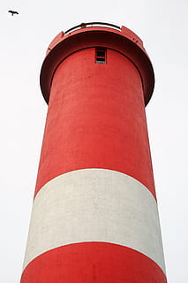 far, nàutica, vermell, blanc, alt, llum, advertiment, núvols, cel, referència, torre, vista d’angle baix, estructura construïda, exterior de l'edifici, cap gent, orientació, arquitectura, seguretat, protecció, direcció, dia, naturalesa, alta - alta, cel clar, a l'aire lliure, comunicació, 4K, CC0, domini públic, lliure de regalies