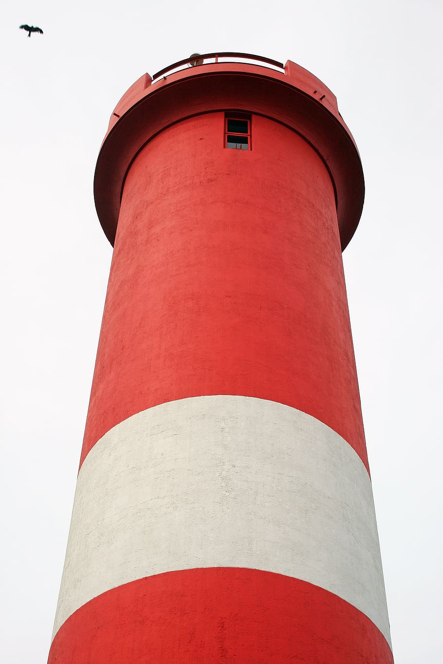far, nàutica, vermell, blanc, alt, llum, advertiment, núvols, cel, referència, torre, vista d’angle baix, estructura construïda, exterior de l'edifici, cap gent, orientació, arquitectura, seguretat, protecció, direcció, dia, naturalesa, alta - alta, cel clar, a l'aire lliure, comunicació, 4K