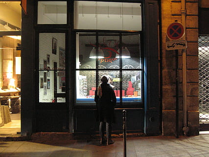 kvinne, stående, front, butikkfasade, paris, natt, vindu, magi, drømmende, midnatt, drøm, ekte folk, én person, arkitektur, full lengde, utsikt bakover, bygget struktur, livsstil, glass - materiale, bygning, fritidsaktivitet, bygge eksteriør, gjennomsiktig, kommunikasjon, voksen, inngang, utendørs, arkitektonisk kolonne, 2K, CC0, offentlig domene, opphavsrett gratis