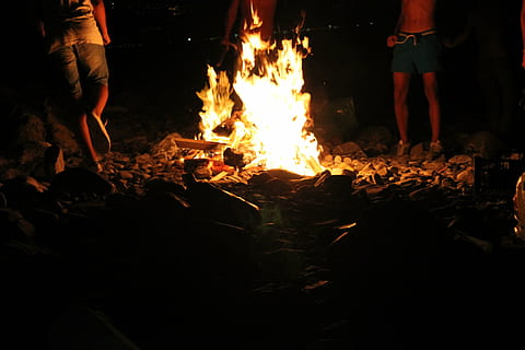 foc, flames, foguera, cremant, flama, torxes, calor, celebració, calor - temperatura, foc - fenomen natural, nit, campament, secció baixa, fusta, registre, material de fusta, naturalesa, grup de persones, llenya, gent, homes, de peu, a l'aire lliure, 4K, CC0, domini públic, lliure de regalies