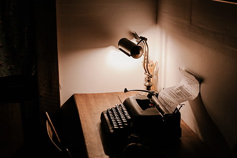 fotografia di vignette, accanto, lampada dei banchieri, tavolo, macchina da scrivere, Marrone, ombra, carta, lampada, vecchio stile, antico, vecchio, in stile retrò, in casa, obsoleto, seppia tonica, buio, sedia, illuminato, parte del corpo umano, mano umana, una persona, nessuno, caratteristica della parete, legno - materiale, tecnologia, posto a sedere, luce del sole, attrezzatura per l'illuminazione, lampada elettrica, mobilia, natura morta, interno di casa, stanza domestica, assenza, natura, luce - fenomeno naturale, 2K, CC0, dominio pubblico, privo di copyright
